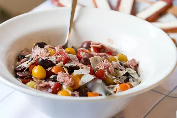 Salat mit Tomaten, Kirschen, Käse und Fenchel-Salami