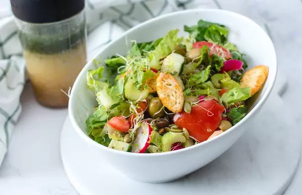 Salat mit Tomaten, Rettich, Oliven und Sellerie