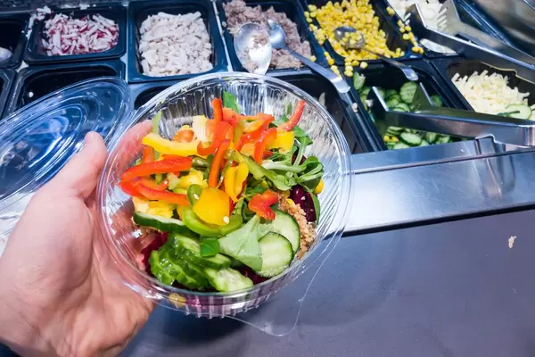 Salat to go: Paprika, Gurke, Feldsalat, Bohnen