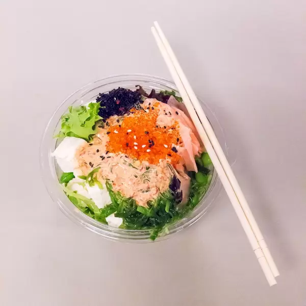 Salat von Aloha Poke und Essstäbchen