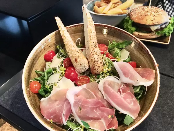 Salat Wanderlust bei Hans im Glück mit Schinken, Tomate und Rucola