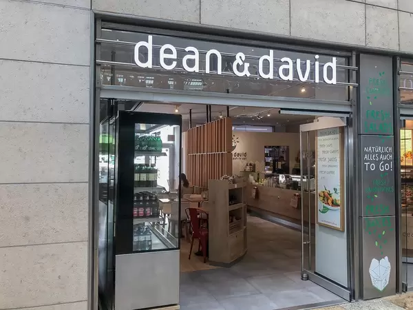Salatbar Dean & David am Kölner Hauptbahnhof, mit offener Tür zum kleinen Sandwich- und Saftrestaurant