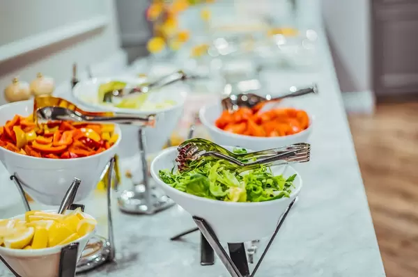 Salatbüfett mit frischem Salat