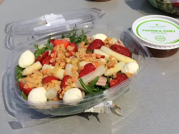 Salatkind Salat mit Spargel und Erbeeren.