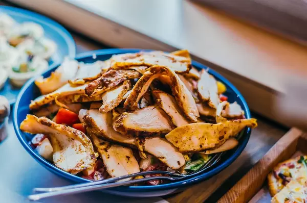 Salatschüssel mit Hähnchenbrustfleisch