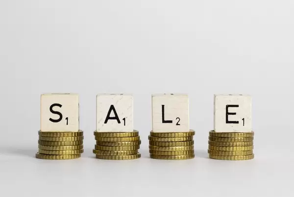 Sale: Englischer Begriff für Verkauf/Absatz/Schlussverkauf buchstabiert auf goldenen Euro-Münzen - Makro-Frontaufnahme