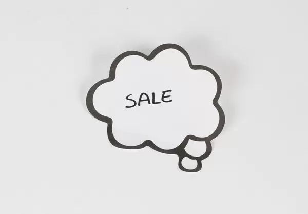 Sale geschrieben auf einer Gedankenblase