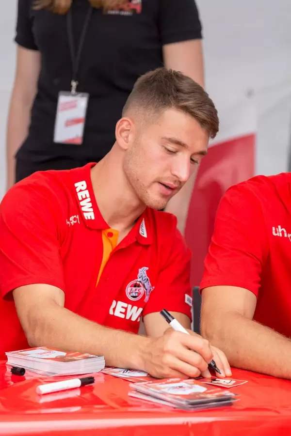 Salih Özcan signiert Autogrammkarten