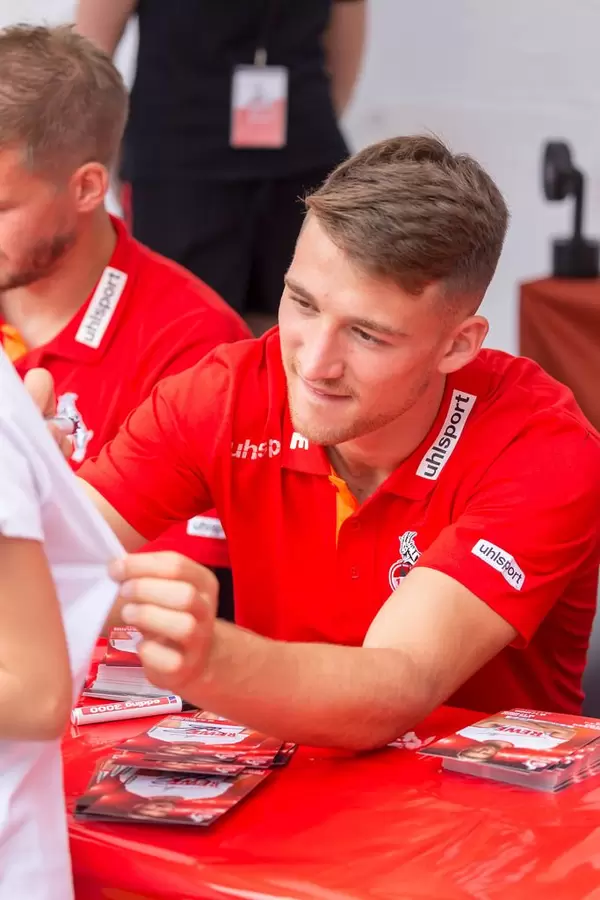 Salih Özcan signiert das Trikot eines Fans