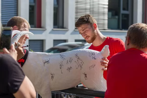 Salih Özcan signiert eine Hennes VIII Figur