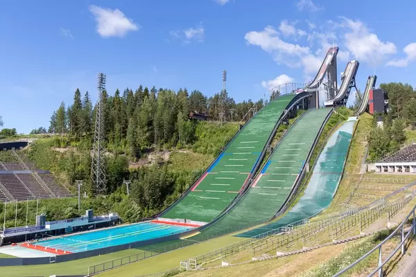 Salpausselkä-Schanzen für Skispringer, in der Nähe vom Lahti-Sportzentrum in Finnland, mit integriertem Freibad