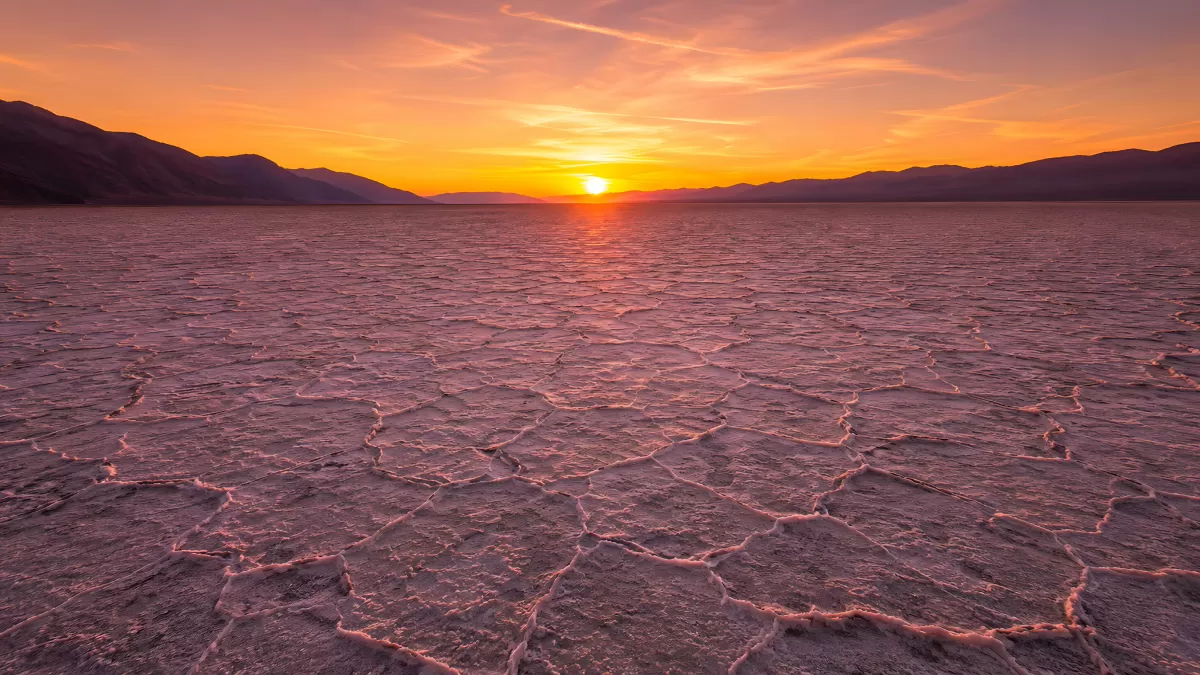 Salzwüste im Sonnenuntergang mit Bergpanorama