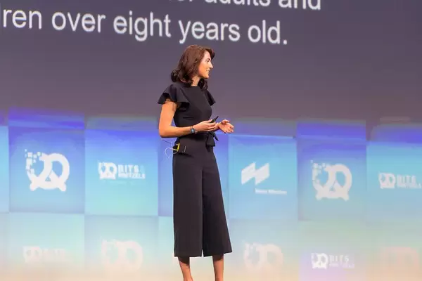 Samantha Payne von Open Bionics zum Thema "mit Armprothesen aus Kindern Superhelden machen" auf der Bühne von Bits & Pretzels 2019