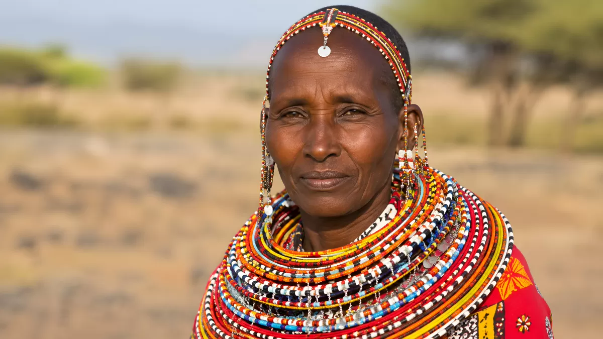 Samburu-Frau mit buntem Perlenschmuck in Kenia