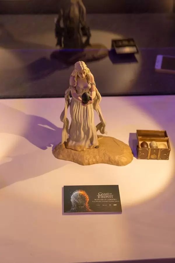 Sammelfigur der Daenerys Targaryen mit Dracheneiern