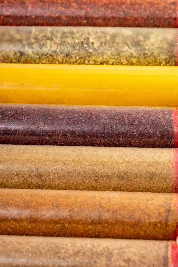 Sammlung von bunten Gewürzen und Kräutern als Hintergrundbild