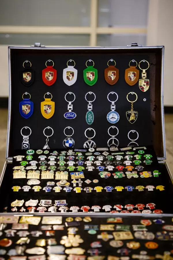 Sammlung von verschiedenen Emblemen und Schlüsselanhänger