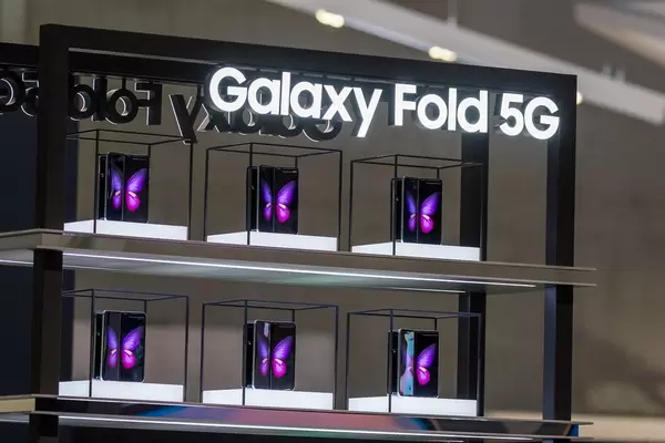Samsung Smartphone Galaxy Fold 5G: foldable devices that transform from phone to tablet due to foldable infinity-flex display