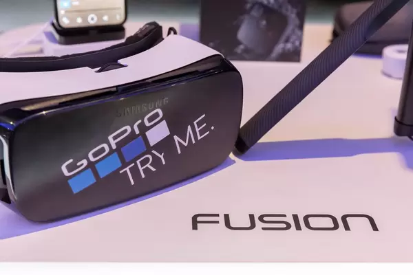 Samsung VR Brille mit GoPro Aufkleber und Stativ an der Photokina in Köln