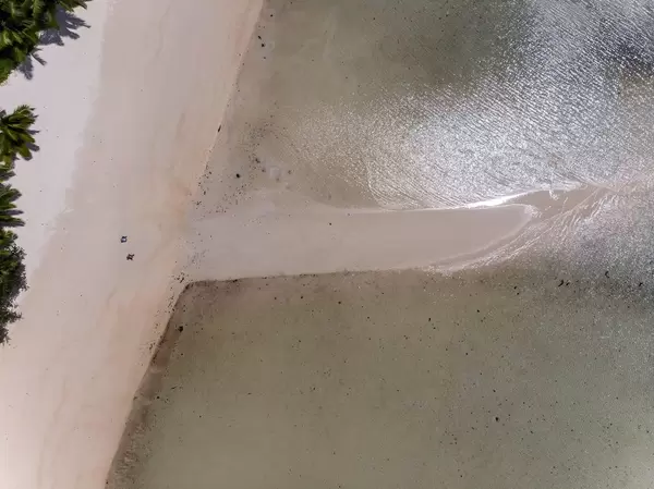 Sandbank am weißen Strand der Insel Mahé auf den Seychellen am Indischen Ozean