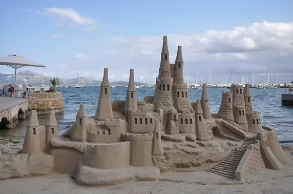 Sandburg auf einem Strand auf Mallorca