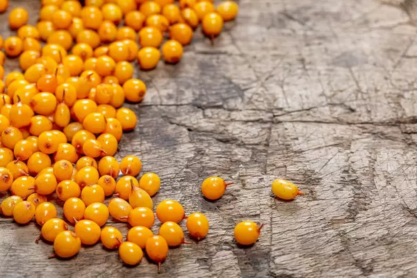Sanddornbeeren auf holzigem Hintergrund