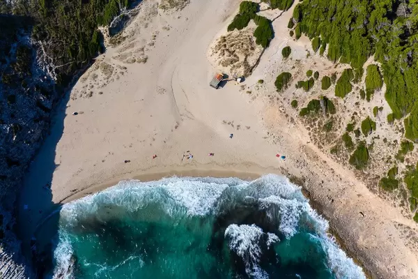 Sandstrand an der Nordostküste Mallorcas. Cala Torta, 10 km von Artà entfernt. Drohnenaufnahme