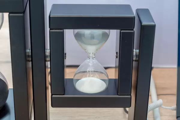 Sanduhr mit Halterung angeschlossen an einen PC