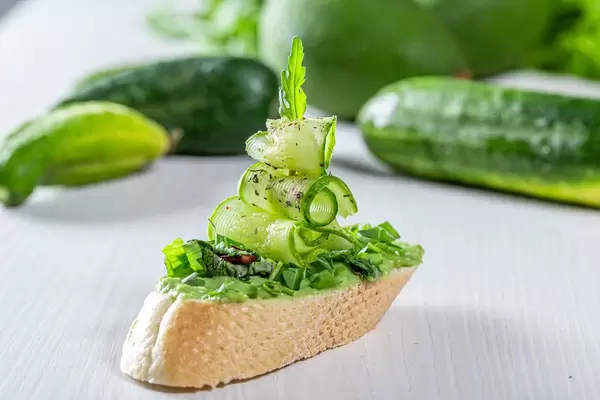 Sandwich-boat with green pasta, cucumbers and herbs