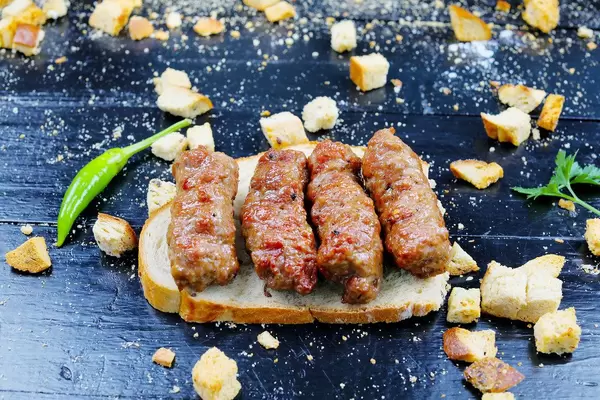 Sandwich mit gegrilltem Hackfleisch und grünem Chili