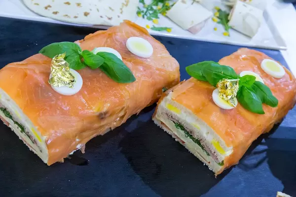 Sandwich mit Lachs und Ei in übergroßer Sushiform