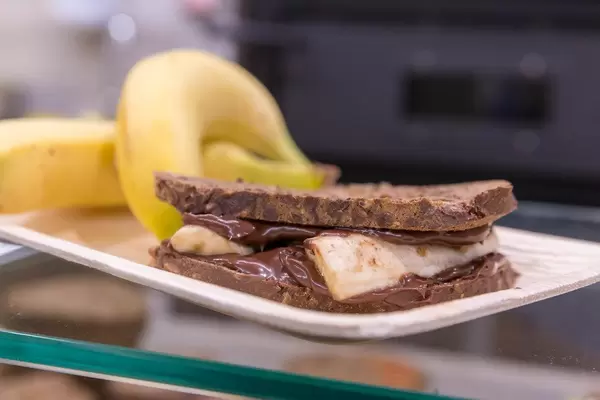Sandwich mit Schokoladencreme und Banane auf der Fibo-Messe Köln