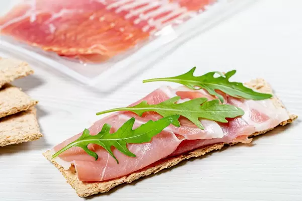 Sandwich with crispbread, dry-cured ham and arugula (Flip 2019)