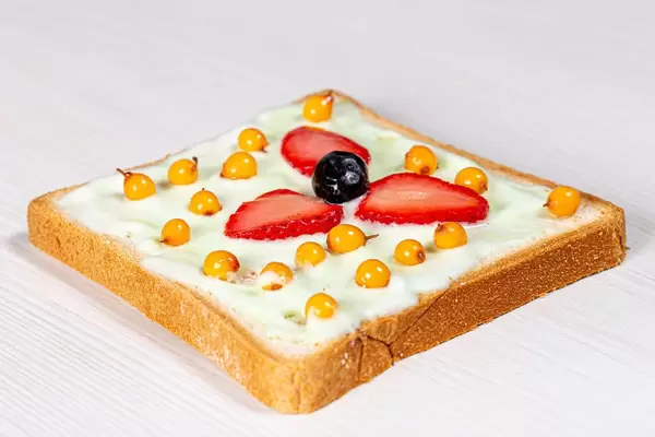 Sandwich with sea buckthorn berries, blueberries and strawberries (Flip 2019)
