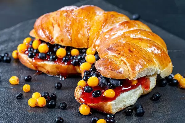 Sandwich with sea buckthorn berries, elderberries and jam (Flip 2019)