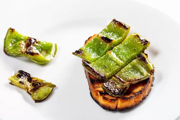 Sandwich with slices of grilled bell pepper (Flip 2019)