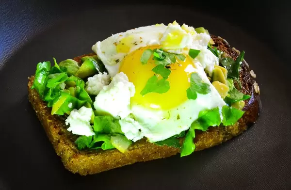 Sandwiches mit Avocado, Ei und Käse