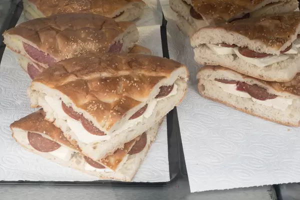 Sandwiches mit Fladenbrot, Salami und Käse