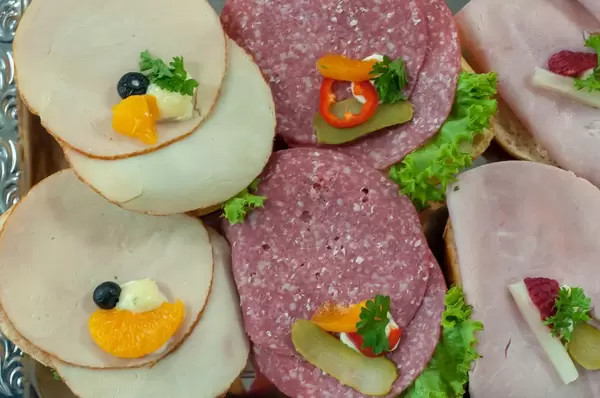 Sandwiches mit Salami, geräucherter Hähnchenbrust und Schinken