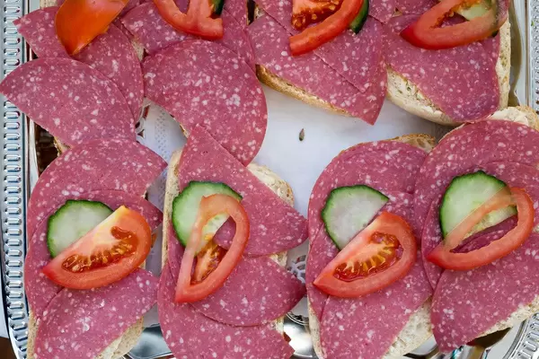 Sandwiches mit Salamiwurst, Gurke und Tomate