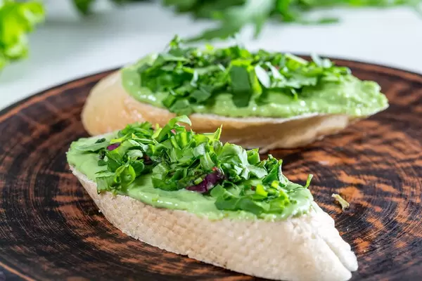 Sandwiches with avocado guacamole on plate (Flip 2019)