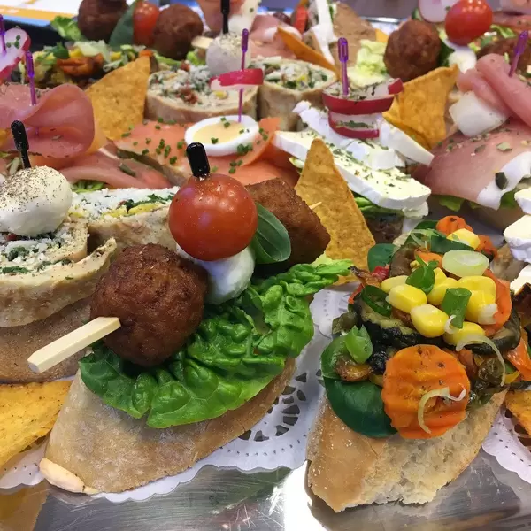 Sandwiches with Meatballs and Veggie