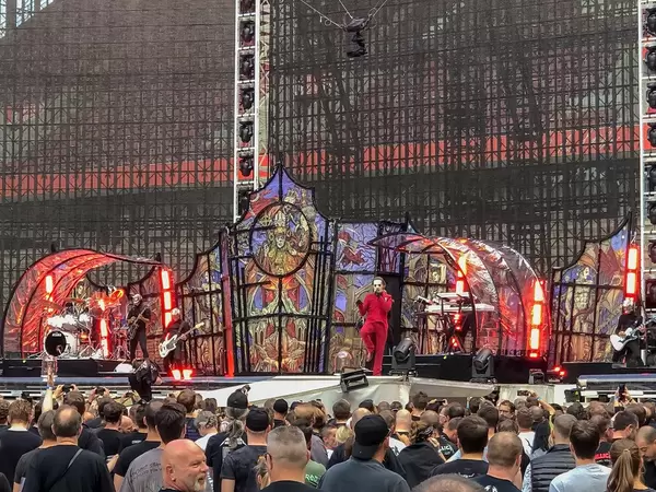 Sänger Tobias Forge der Metalband Ghost, spielen im Vorprogramm von Metallica