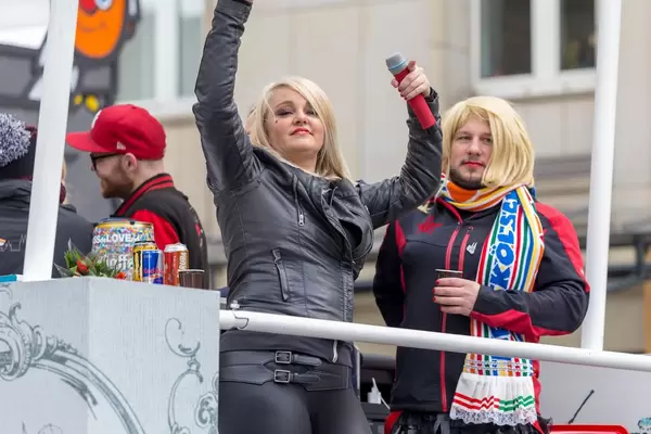 Sängerin mit Mikro auf einem der Wagen - Kölner Karneval 2018