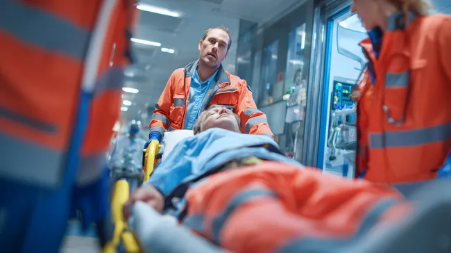 Sanitäter behandeln verletzten Patienten im Krankenwagen