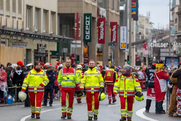 Sanitäter-Trupp beim Rosenmontagszug - Kölner Karneval 2018