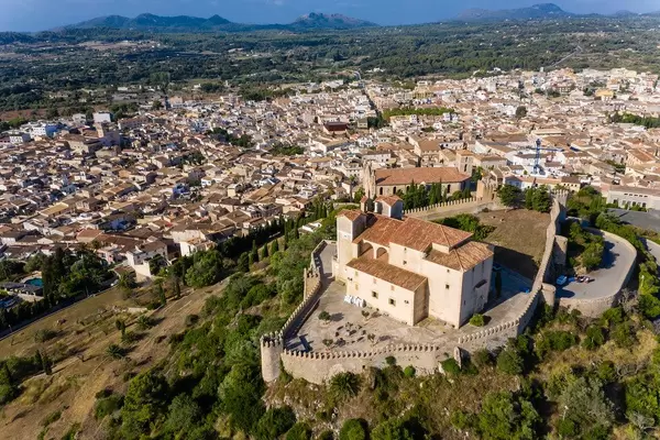 Sant Salvador Heiligtum und Pfarrkirche der Verklärung des Herrn in Artà, Mallorca. Luftaufnahme