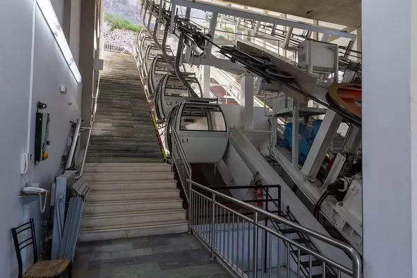 Santorin-Seilbahn: die Talstation ohne Passagiere