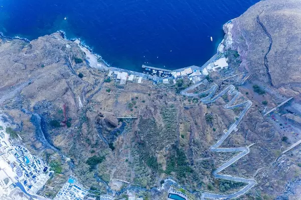 Santorin von oben: die Ägäis, der alte Hafen von Firá, der Fußweg, der zur Stadt Firá hinaufführt