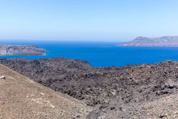 Santorini: Blick am Kraterrand mit Klippen, Meer, vulkanischem Boden und keine Menschen